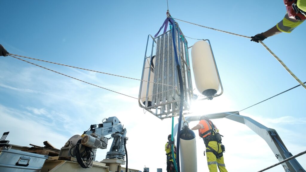 Das neue System zur seismischen Messung von Seekabeln wird zu Wasser gelassen. (Bild: Frank S. Bauer, Fraunhofer-Institut für Windenergiesysteme IWES)