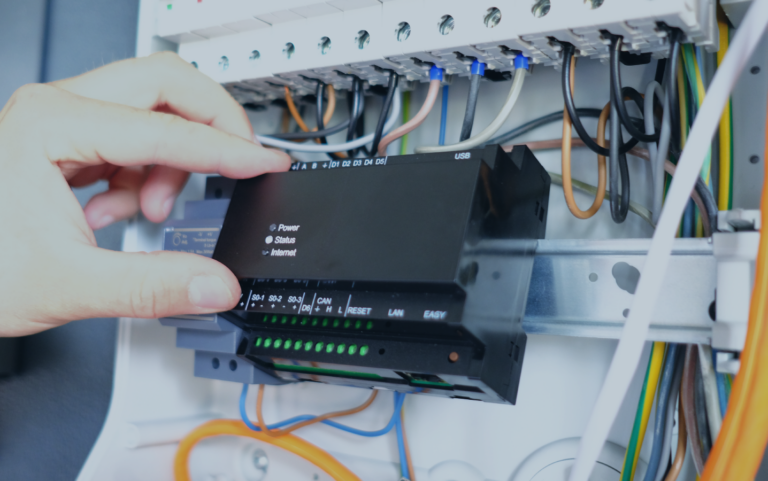 Aufgrund der kompakten Bauform ist der Energy Manager RailX für die Hutschienenmontage optimiert. (Bild: Kiwigrid GmbH)