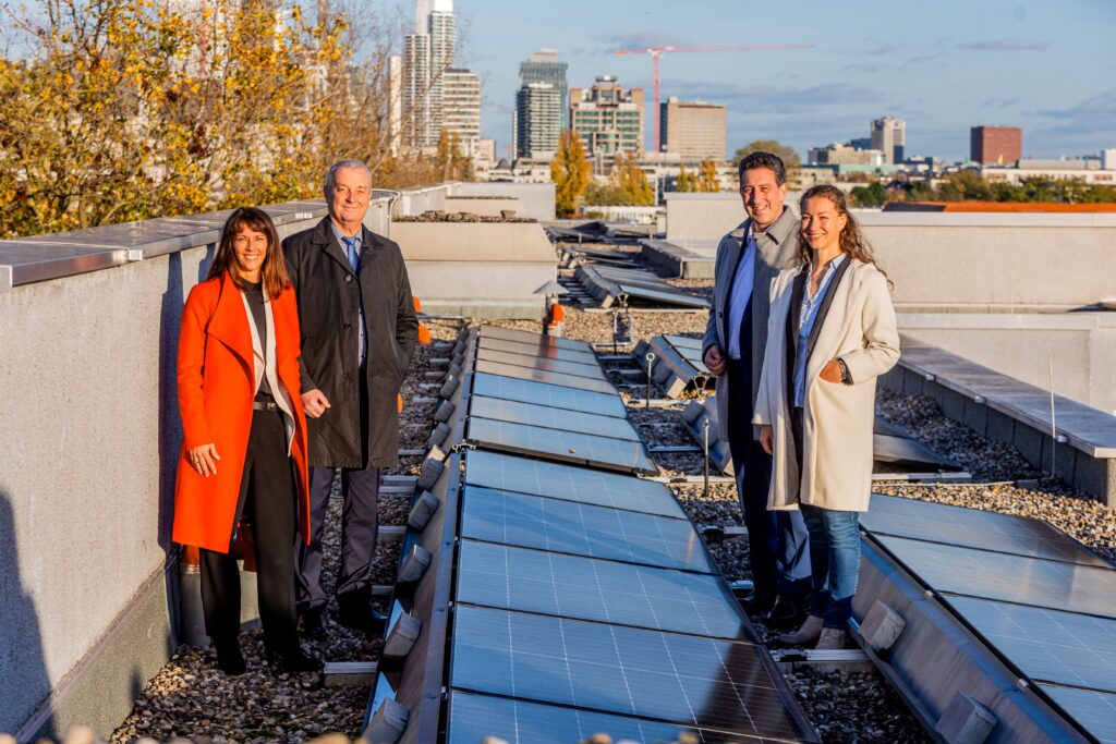 (von links) Mainova-Vorständin Diana Rauhut, der Vorsitzende der ABG-Geschäftsführung Frank Junker, der Mainova-Vorstandsvorsitzende Dr. Michael Maxelon und Frankfurts Klima- und Umweltdezernentin Tina Zapf-Rodríguez setzen auf den verstärkten Ausbau von Mieterstrom in Frankfurt – wie hier auf dem Dach der ABG-Liegenschaft in der Anspacher Straße. (Bild: Mainova AG)