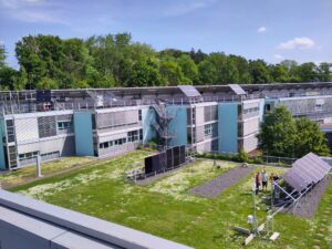 Erfolgreich installierte Demonstratoren auf den Testständen des ISFH mit Teilen des Projektteams. (Bild: Henning Schulte-Huxel / ISFH)