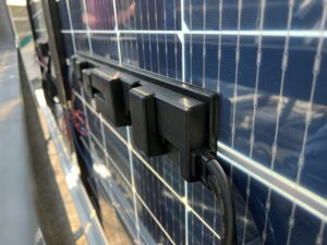 Vergossener Mikro-Wechselrichter auf der Rückseite eines PV-Moduls. (Bild: Tobias Brinker / Institut für Antriebssysteme und Leistungselektronik, Leibniz Universität Hannover)