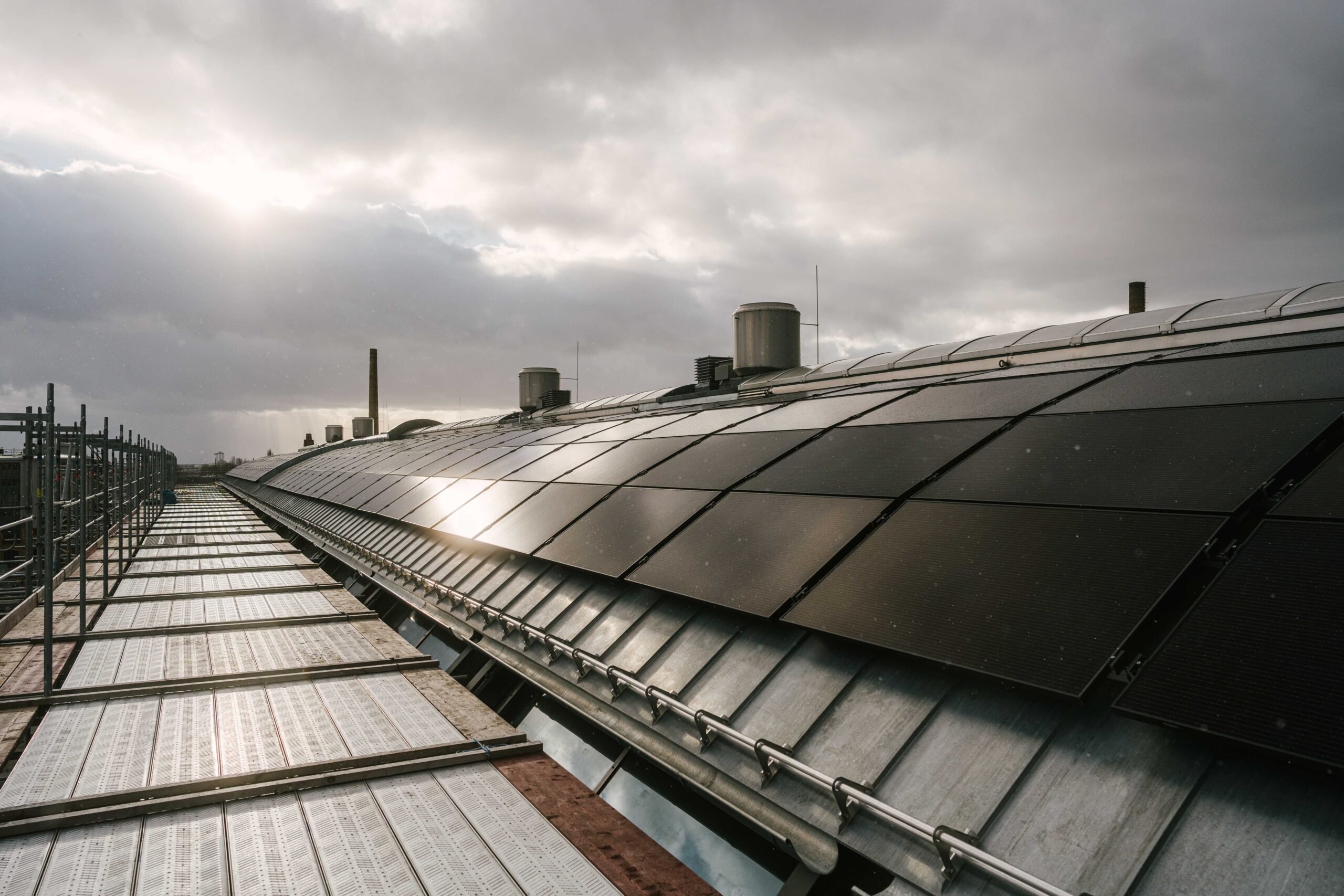 Solarmodule auf einem Dach am Campus der HTW Berlin. (Bild: Alexander Rentsch / HTW Berlin)