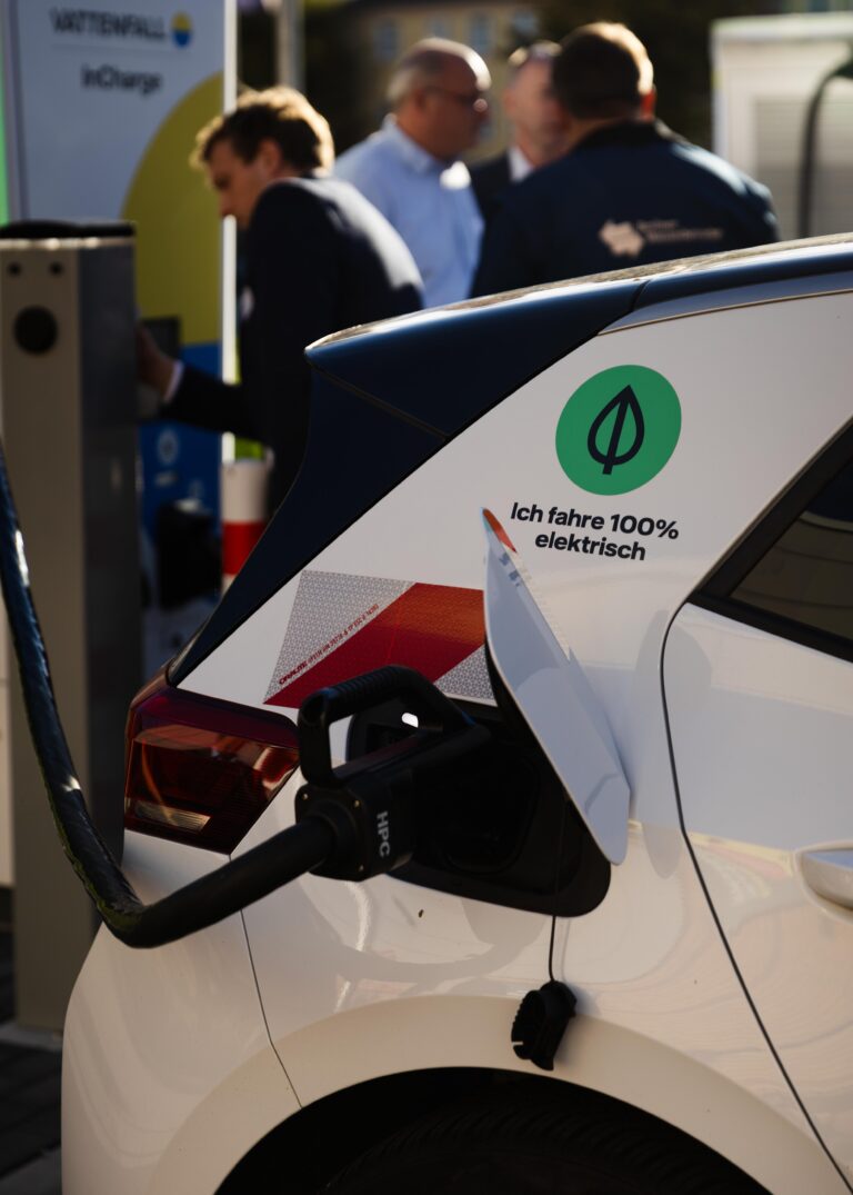 Supermarkt statt Fuhrpark: Bestehende Ladepunkte sollen besser ausgelastet werden, indem Unternehmen die Ladeinfrastruktur von Supermarktparkplätzen außerhalb der Öffnungszeiten für ihre Fahrzeuge nutzen. (Bild: RLI/Pinja Saarela)