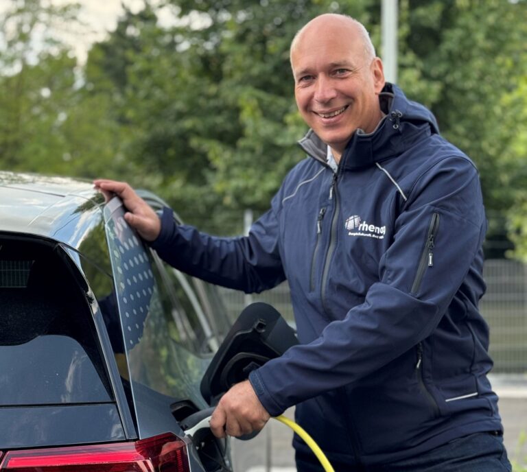 rhenag-Projektleiter Paul Schokal hat bei der Planung des Schnellladeparks in Siegburg viel Erfahrungen gesammelt, die er für künftige Projekte nutzen möchte. (Bild: rhenag Energie)